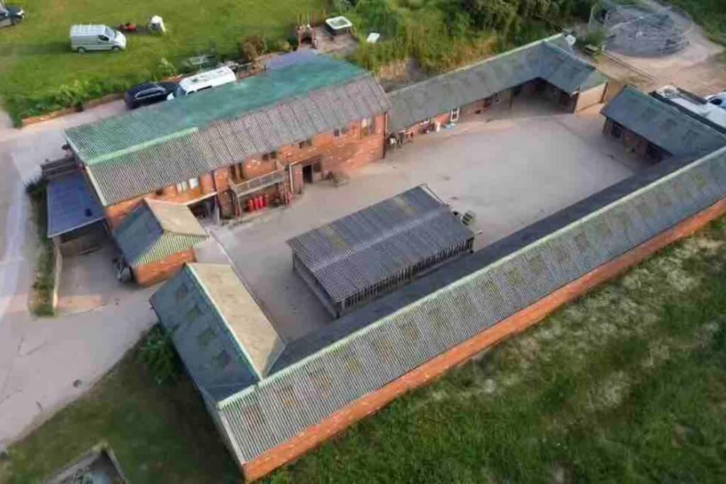 Apartment Sleep Next To A Horse In A Stable By The ! *